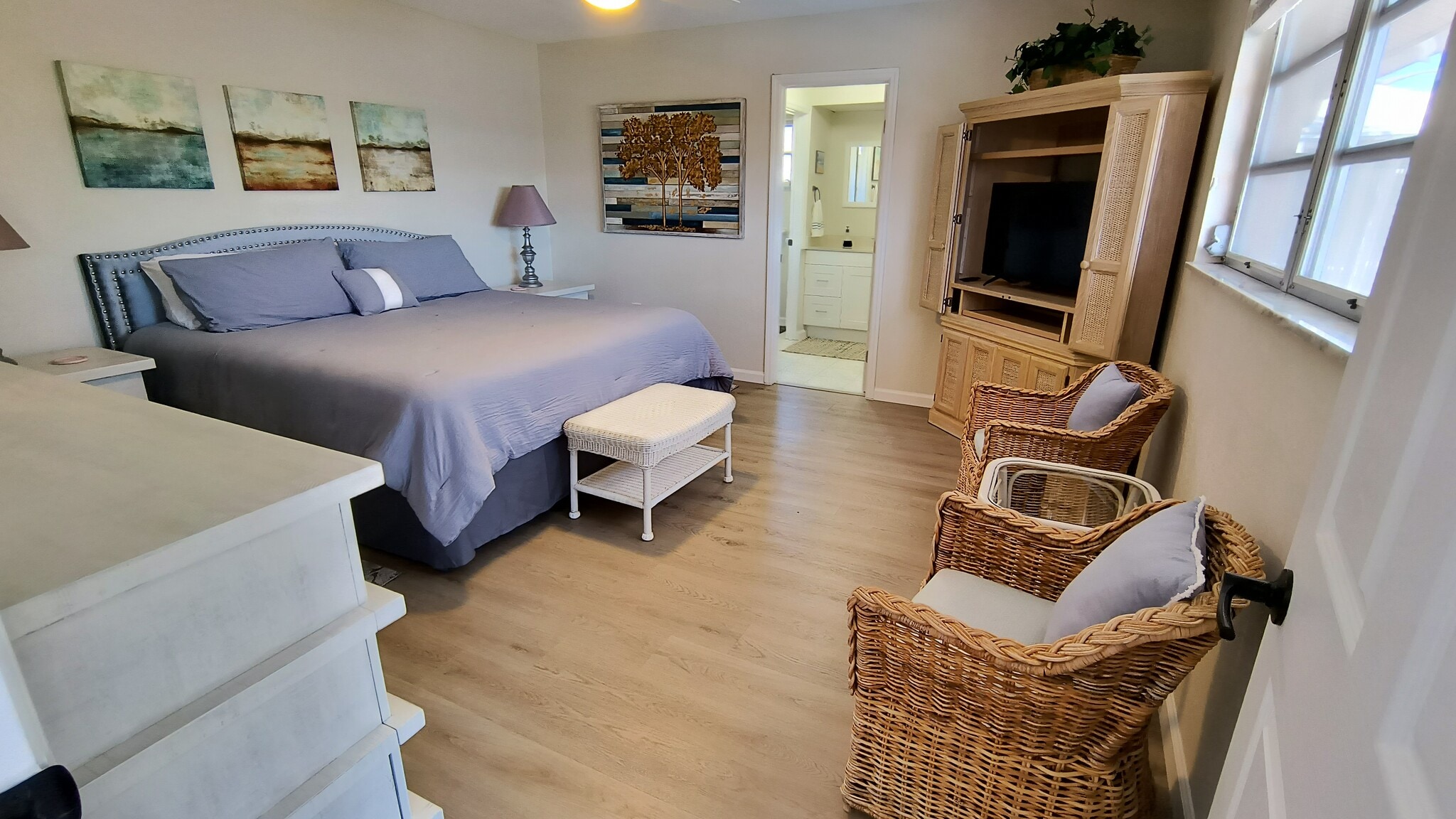 Master Bedroom with on suite and walk in closet - 910 Juno Dr