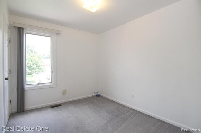 Building Photo - 5590 Greenbriar Dr