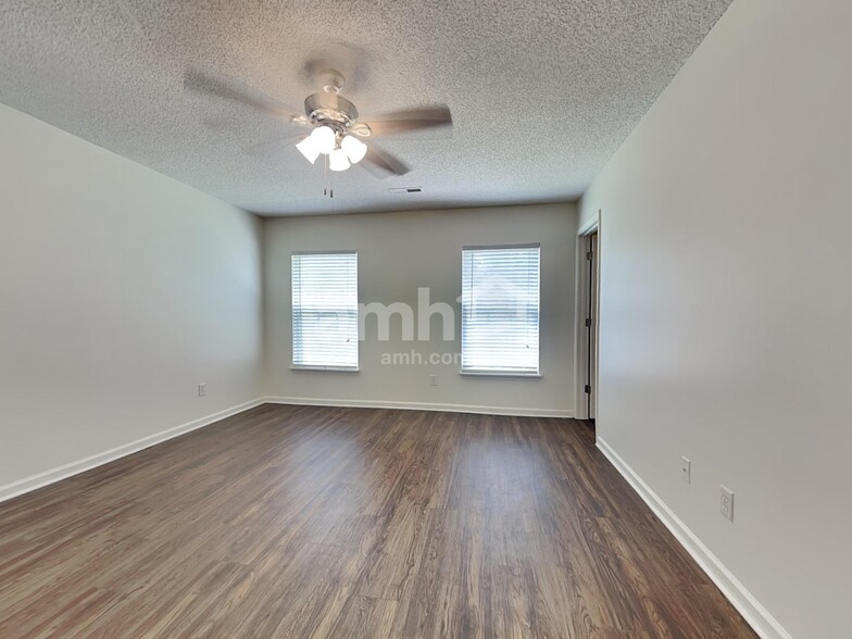 Building Photo - 5057 Thornton Dr