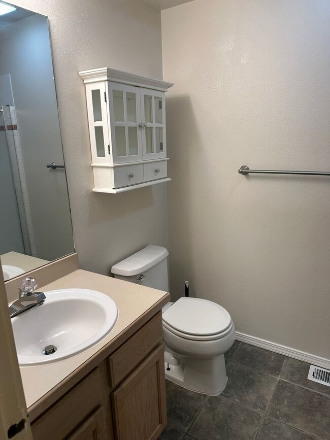 Building Photo - 4018 Sycamore Loop