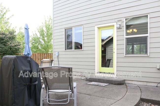 Building Photo - 2335 NW Laura Vis Dr