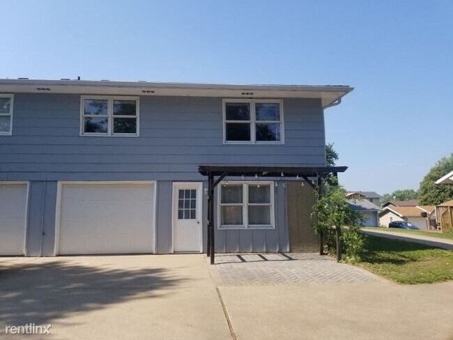 Building Photo - 2 br, 1 bath Townhome - 13 1/2 Morningside Dr