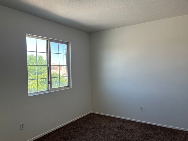 Building Photo - Spacious 5-bedroom, 3-bathroom home in Ade...