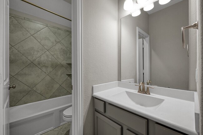 Building Photo - 122 S Bearkat Ct