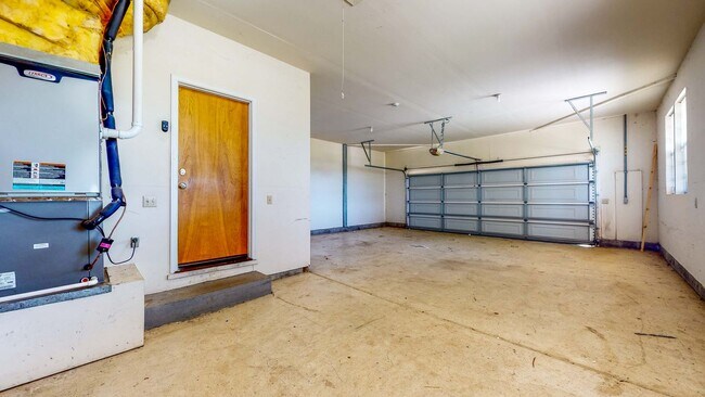 Building Photo - Beautiful 4 bedroom 3.5 bath Home with 2 c...