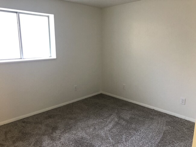 Building Photo - HUGE 6 bed 2 bath fully remodeled Kearns home is a MUST SEE!!