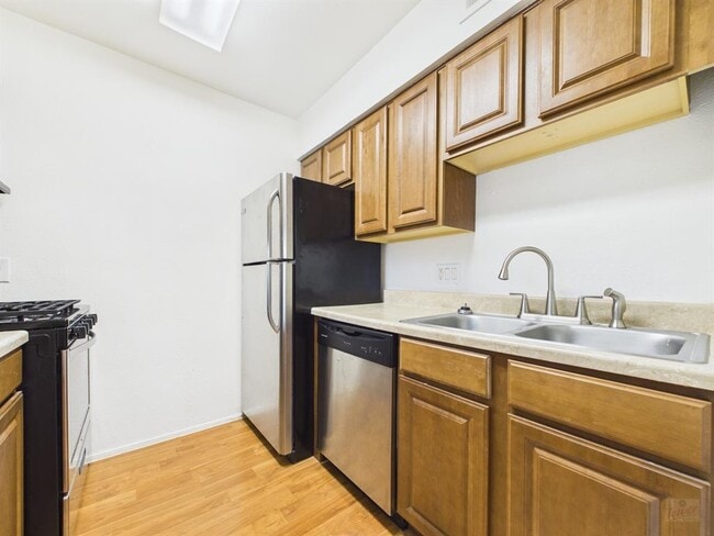 Building Photo - 2425 Ashdale Dr
