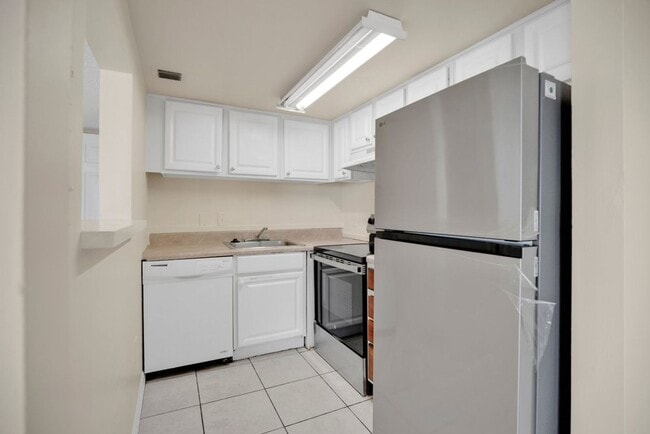 Building Photo - 2/1 Near UCF