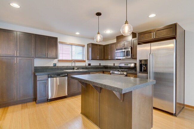 Building Photo - Bright, Modern 3 bed 2.5 Bath Townhome in ...