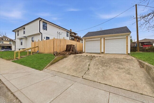 Building Photo - 1036 N Parker Ave