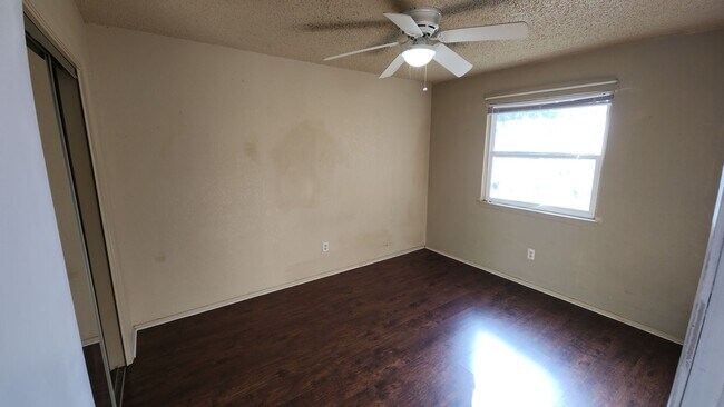 Building Photo - 208 N Vandeveer St