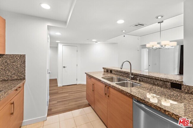 Building Photo - 13650 Marina Pointe Dr