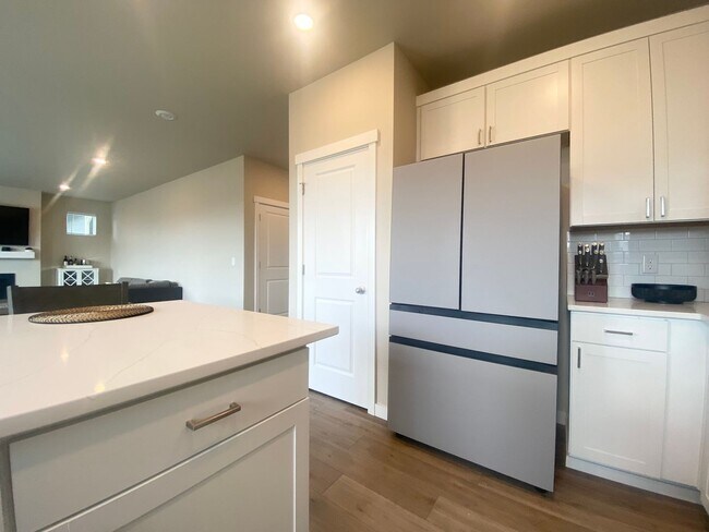 Building Photo - Modern Bonney Lake Home w/ AC  **SHORT TERM LEASE **