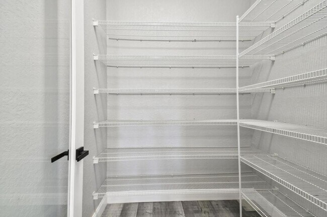 Building Photo - 6644 Country Club Rd