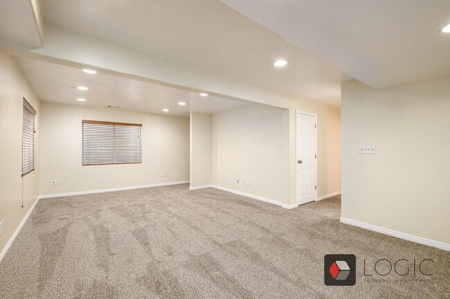 Building Photo - Stunning Single Family Home In Excellent L...