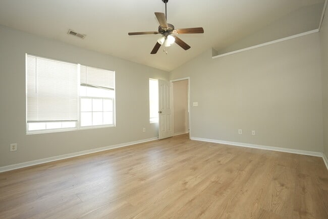 Building Photo - Updated 3 Beds 2.5 Baths Home in Farm Pond