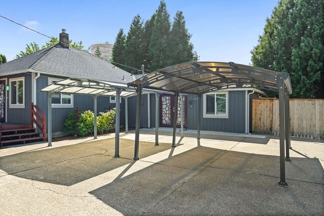 Building Photo - Kennydale Rambler with parking- Close to Lake Washington