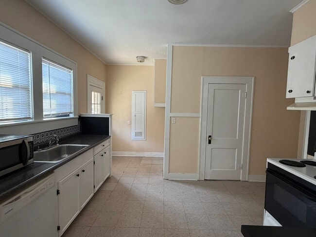 Building Photo - 3432 Broadmoor Blvd