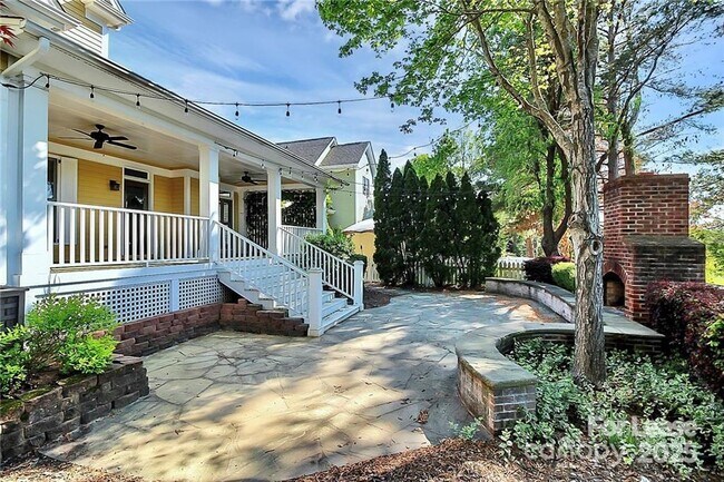 Building Photo - 2300 Mirow Pl