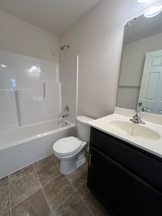 Building Photo - Private Charming Home!