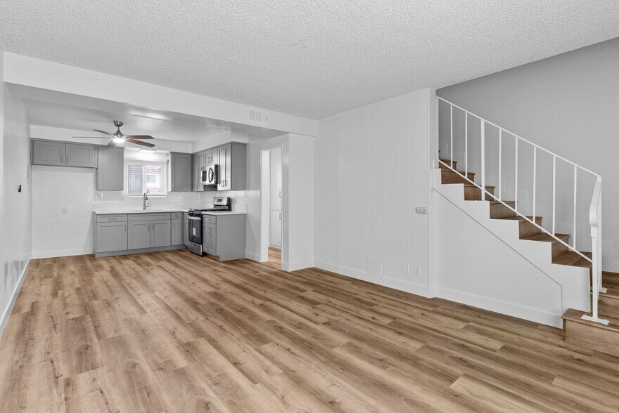 Building Photo - 112 E Buckthorn St