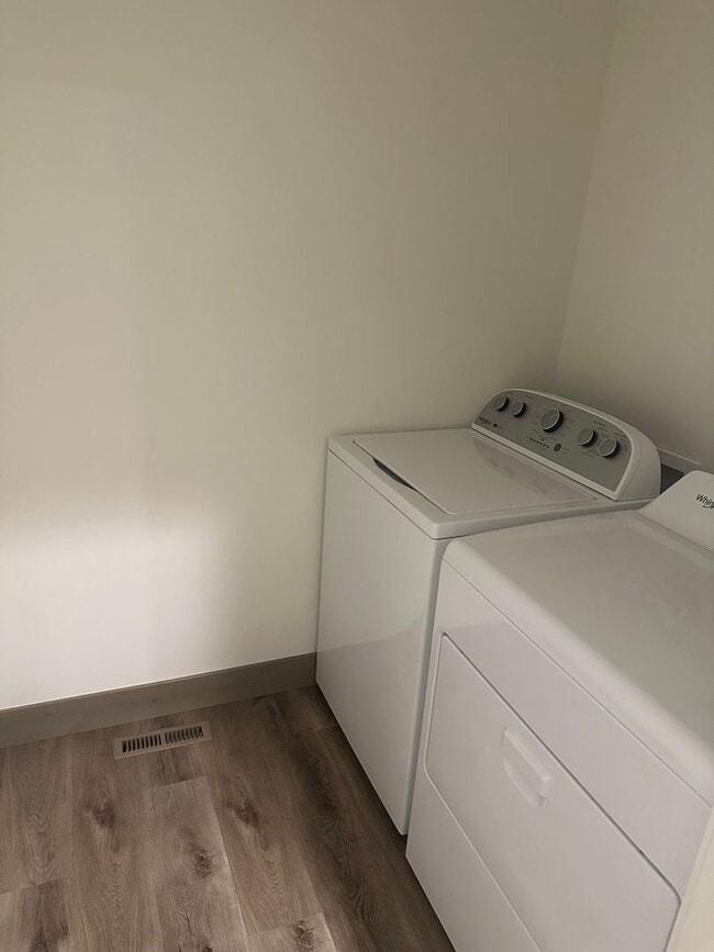 Building Photo - New 3 bed 3 bath w/garage for Rent - Kalispell Townhouse