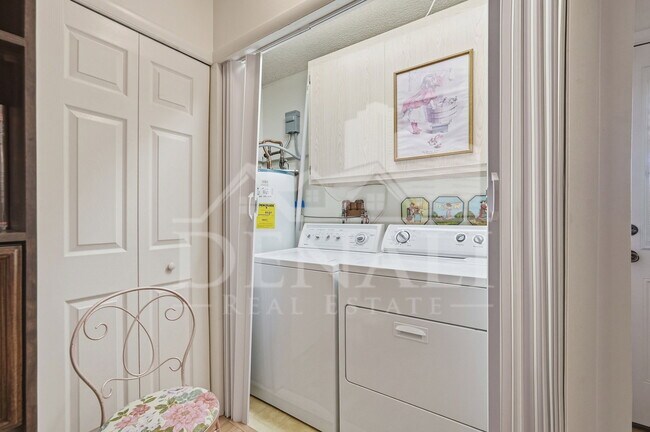 Building Photo - 9807 W Mockingbird Dr