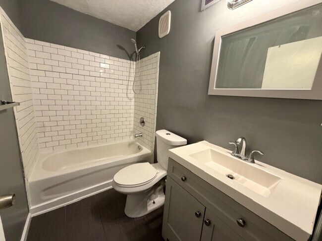 Building Photo - Beautiful 3 Bedroom 1 Bath Home For Lease
