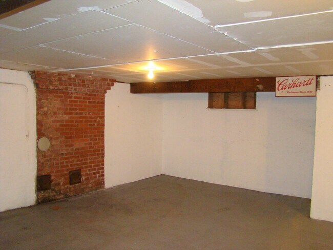 Building Photo - Charming 3 bedroom, 2 bath home