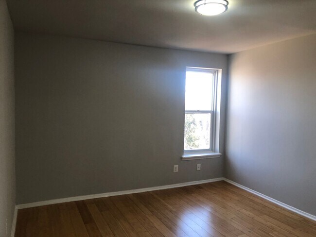 Building Photo - 2 bedroom 1 bathroom recently renovated in Baltimore city