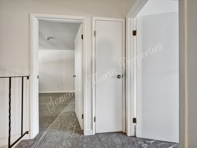 Building Photo - 2 Bedroom 1.5 Bath 2 Car Garage Includes W...