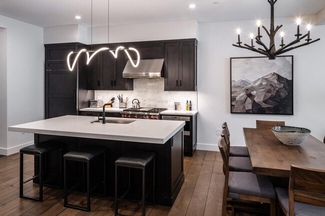 Building Photo - 5 Wildwood Rd W