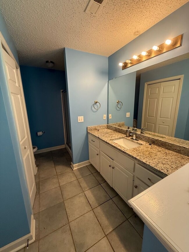 Building Photo - 4/2 Home Available Now!