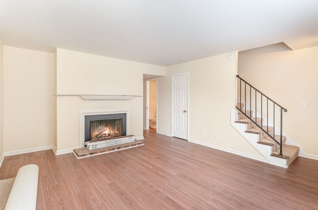 Building Photo - Desirable Brentwood Trace 2 Bedroom Townho...