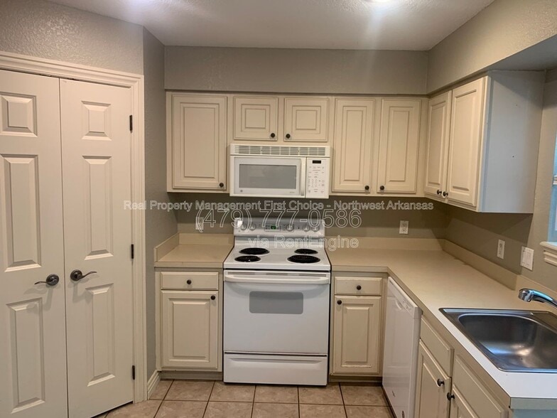 Building Photo - 1376 Oakland Ave