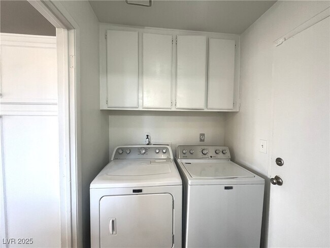 Building Photo - 1537 N Canyon Rose Way