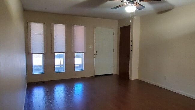 Building Photo - 717 W Cherry Ave