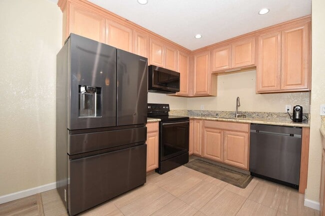 Building Photo - Large 2Bedroom | 2nd Floor | Highly Remodeled