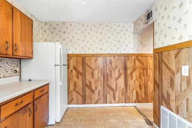 Building Photo - Fantastic 3bd/2ba home! Coming soon!