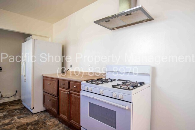 Building Photo - 14220 Gilmore St