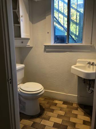 Building Photo - 1132 S Hoover St