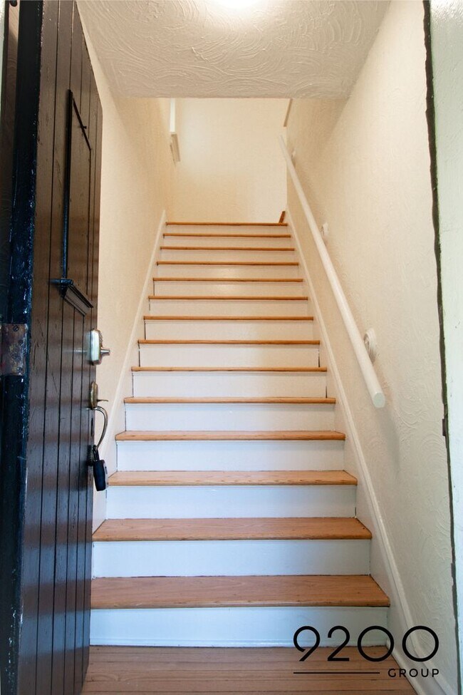 Building Photo - 1 Bed / 1 Bath- NEWLY RENOVATED APARTMENT ...