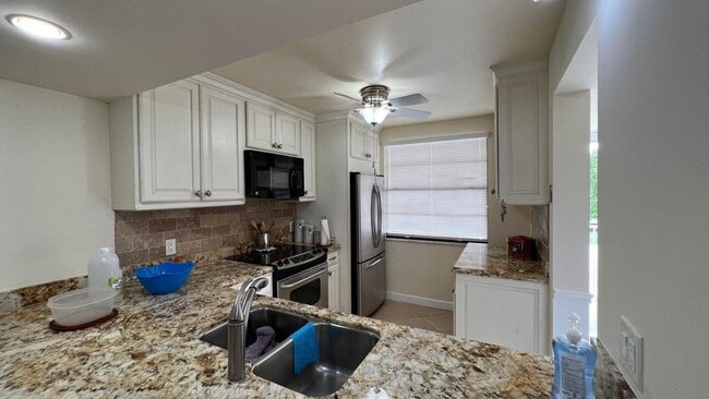 Building Photo - 6097 Balboa Cir