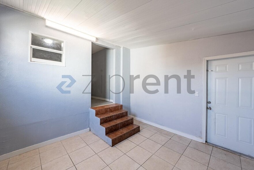 Building Photo - Unit