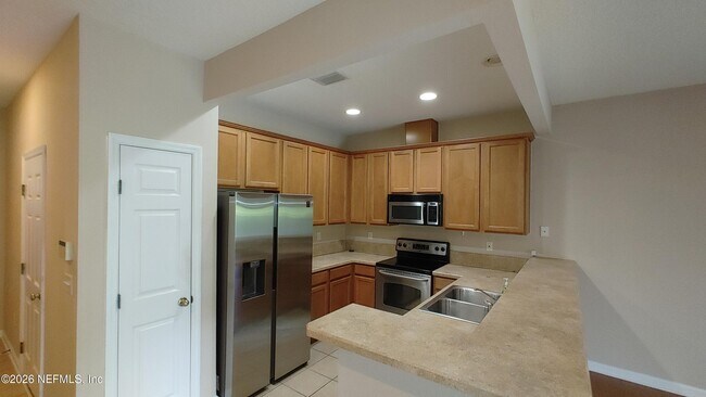 Building Photo - 5976 Pavilion Dr