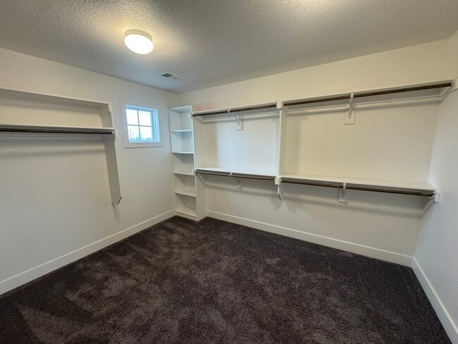 Building Photo - Luxury 5BR 4 BA Home w/ Pool and Clubhouse Access in GREAT location!