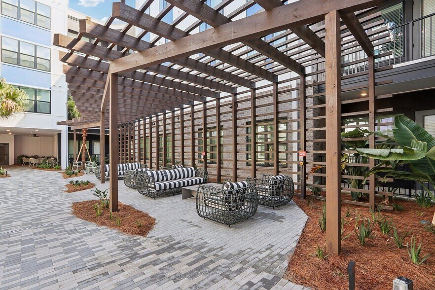 Building Photo - 944 Broadcast Pl