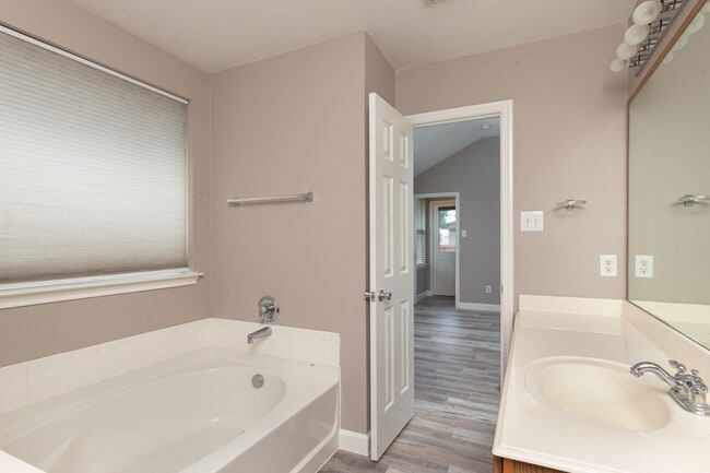 Building Photo - 2109 Hanakoa Falls Dr