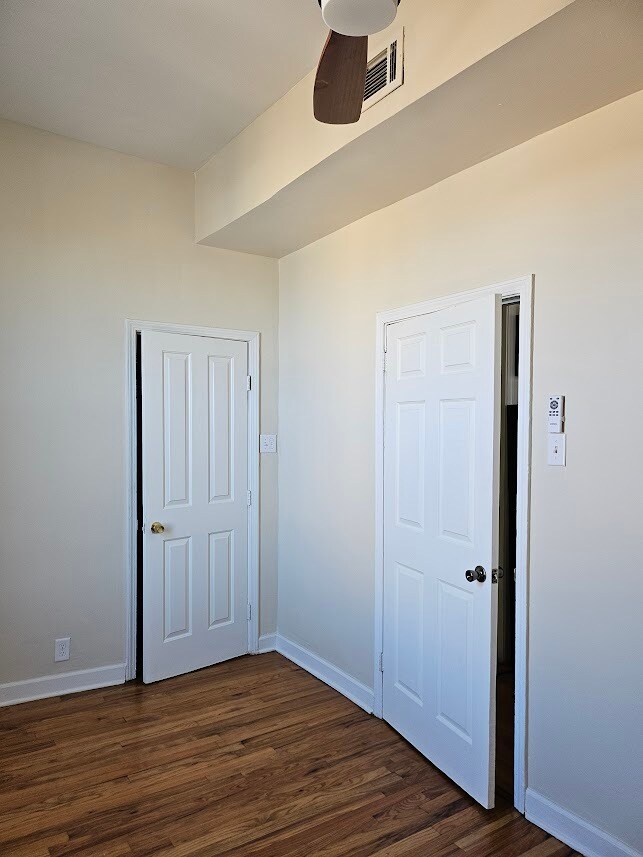 East bedroom - 2417 W Warren Blvd