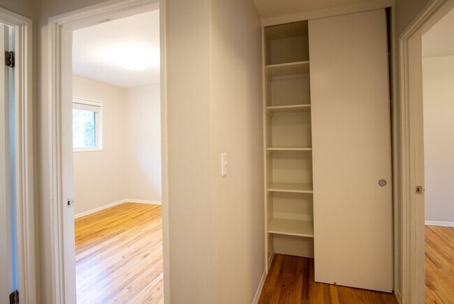 Building Photo - WINTER SPECIAL!! Mid-Century 2bdr with Patio Near OHSU Ready Now!